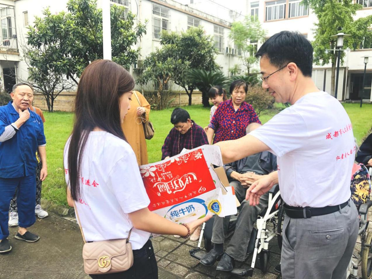 徐開強秘書長為老人們發放牛奶